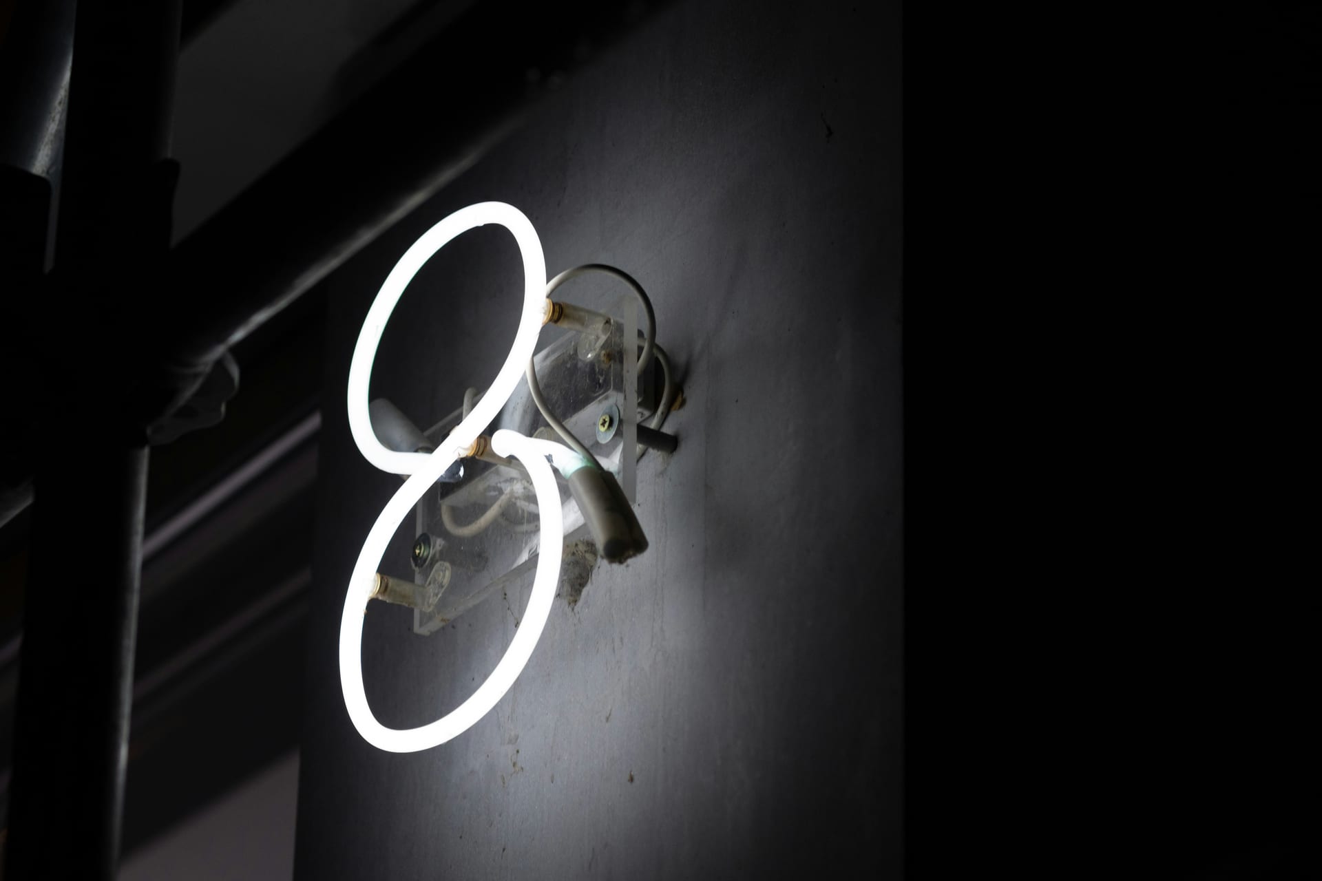 壁に取り付けられた数字の「8」のネオンサイン