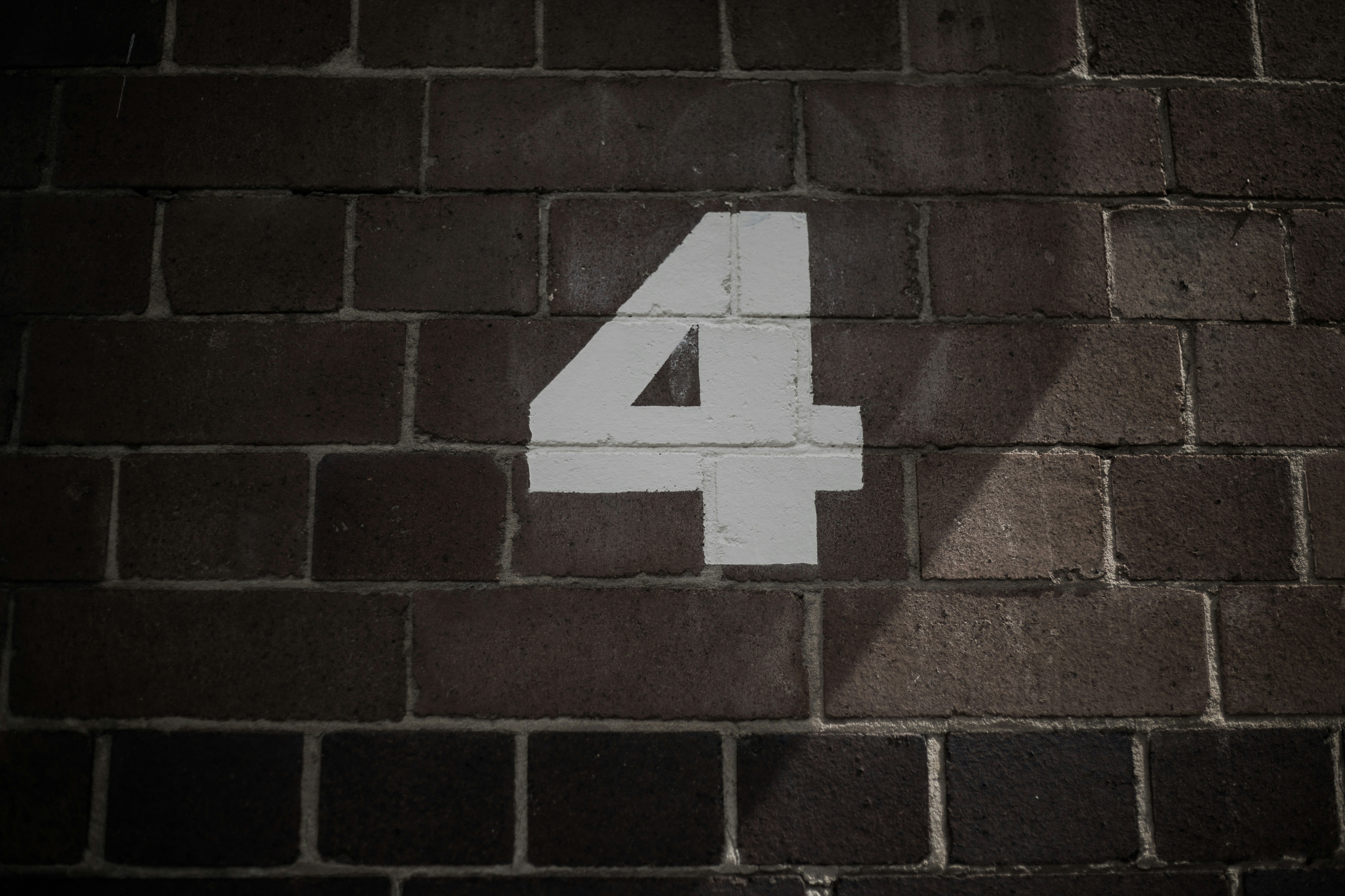 壁に描かれた数字の「4」