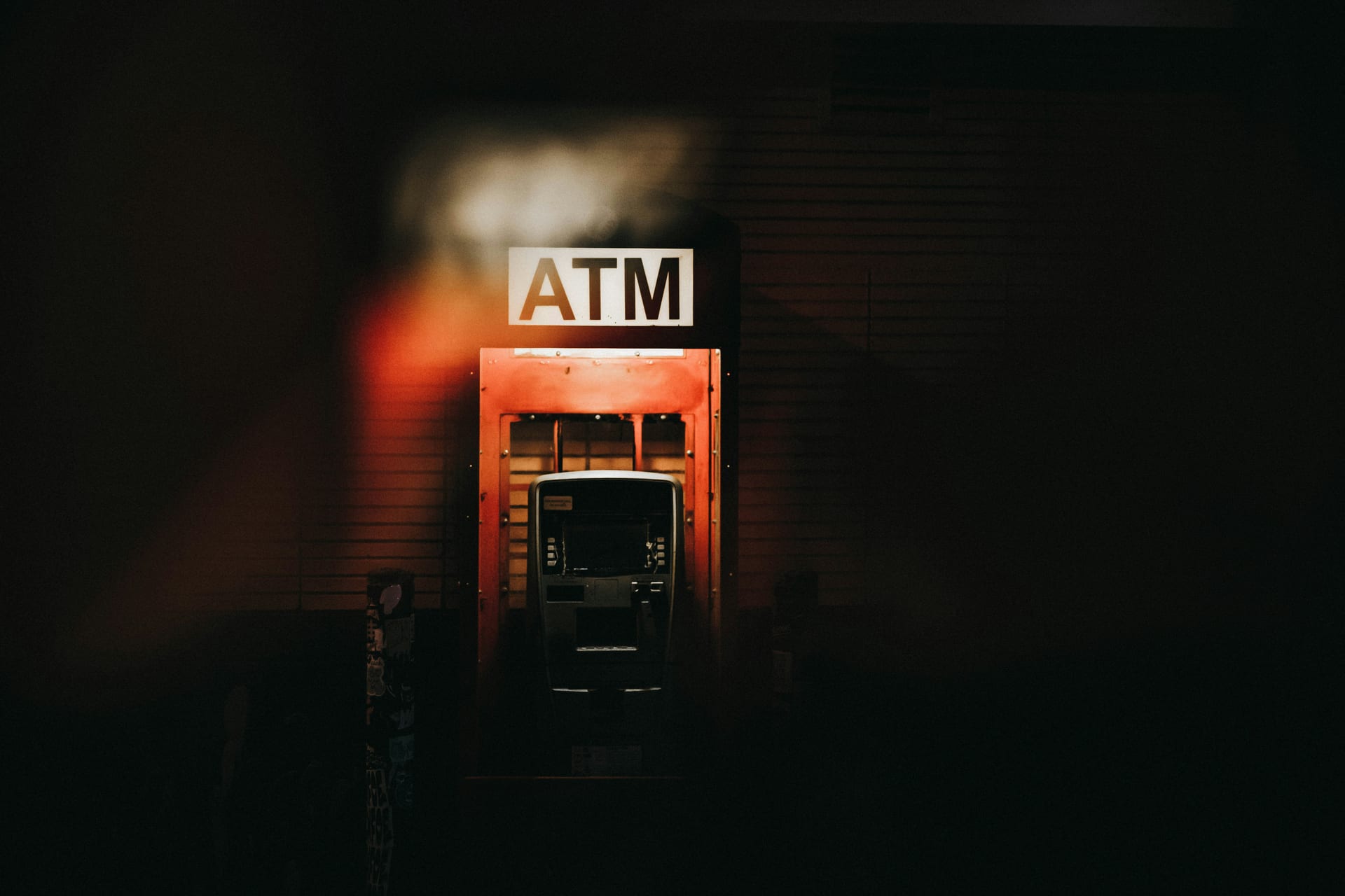 夜の街角に設置されたATM