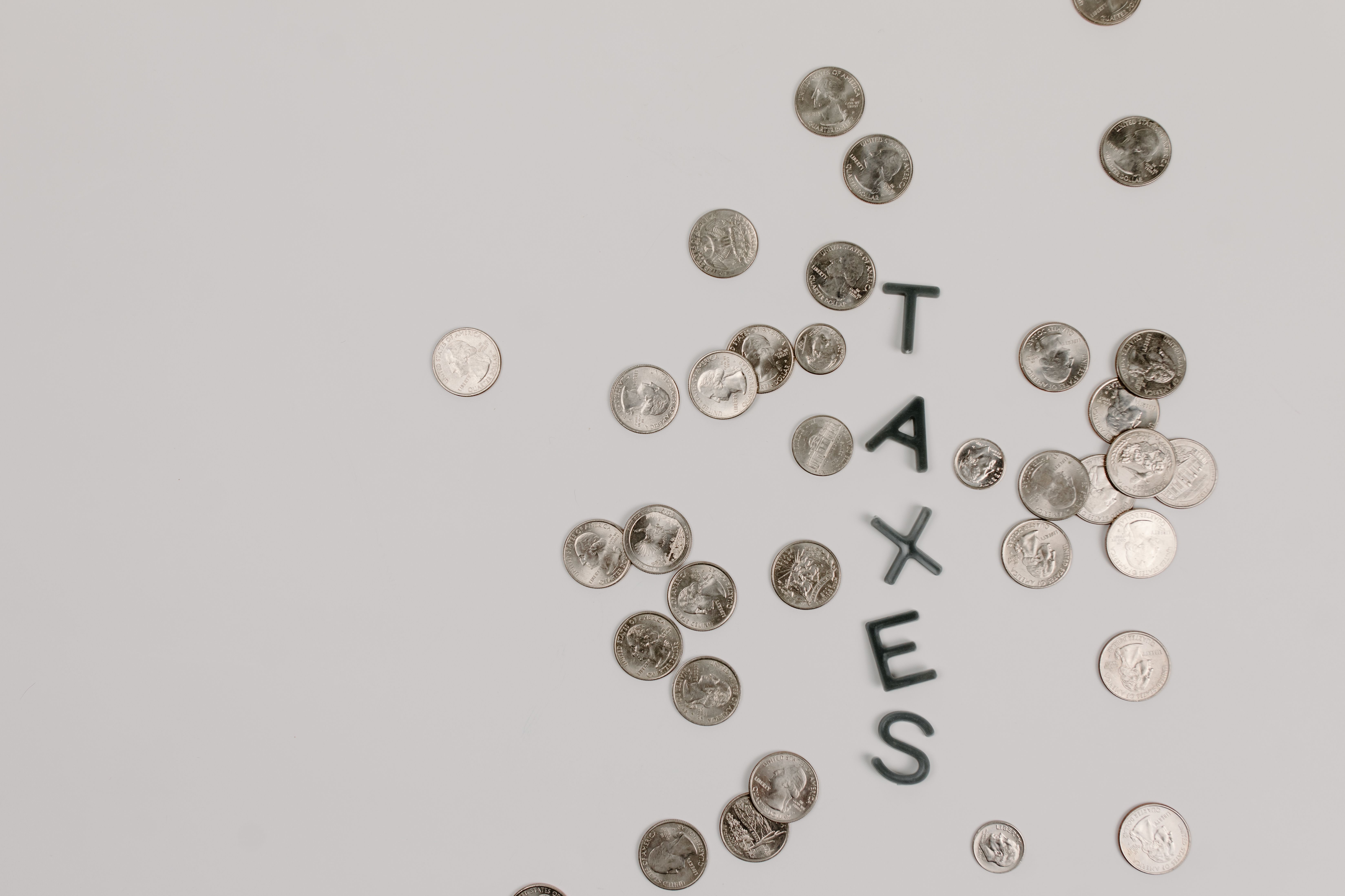 コインで作られた「TAXES」の文字